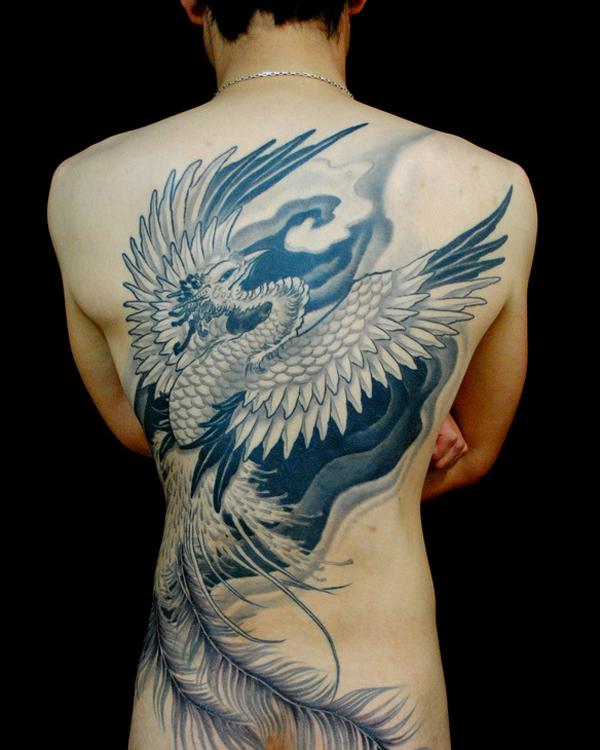 schwarzes und weißes Phoenix Tattoo am ganzen Rücken