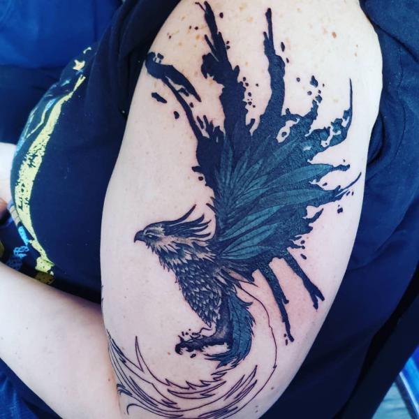 Großes Phönix Tattoo im Splatter Paint Style für Frauen