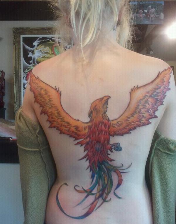 Fallender Phönix Tattoo am Rücken für Frauen