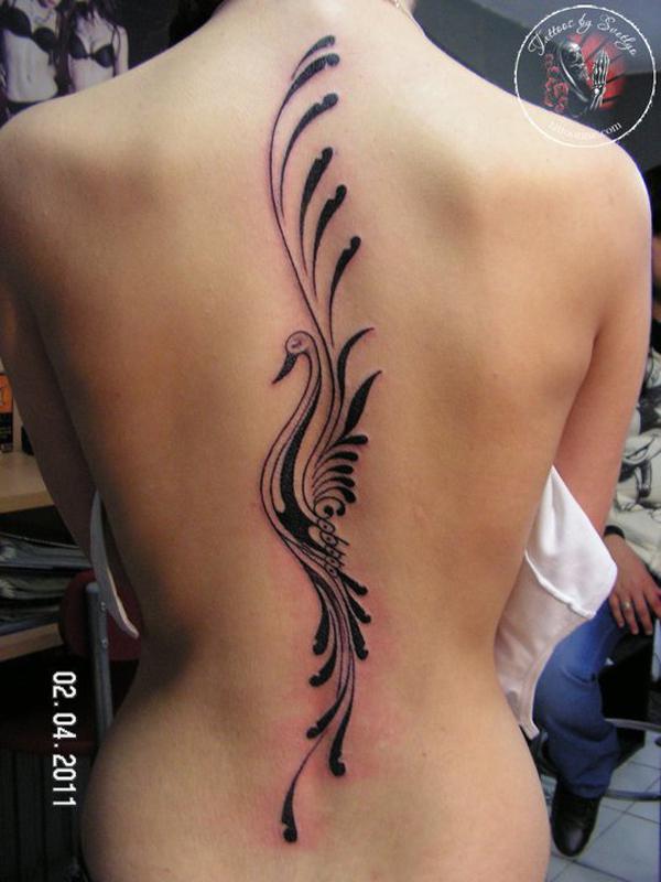 Phoenix auf der Wirbelsäule Tattoo im Tribal-Stil für Frauen