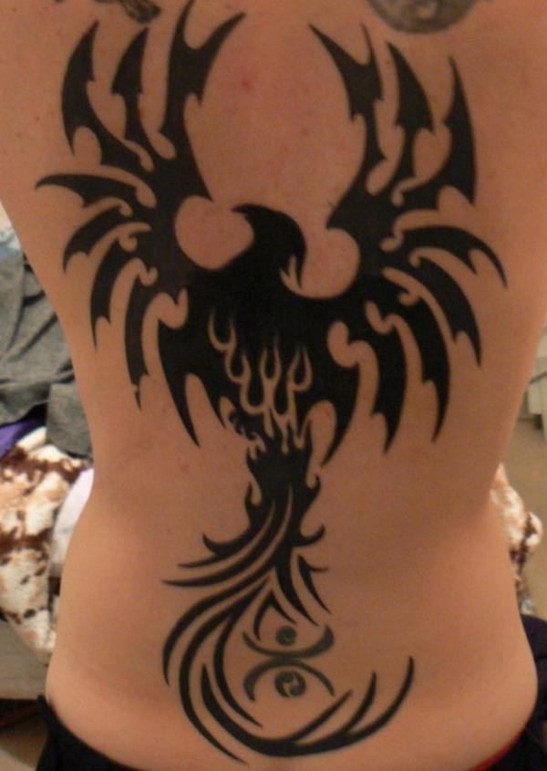 Silhouette Tattoo mit Phönix am Rücken