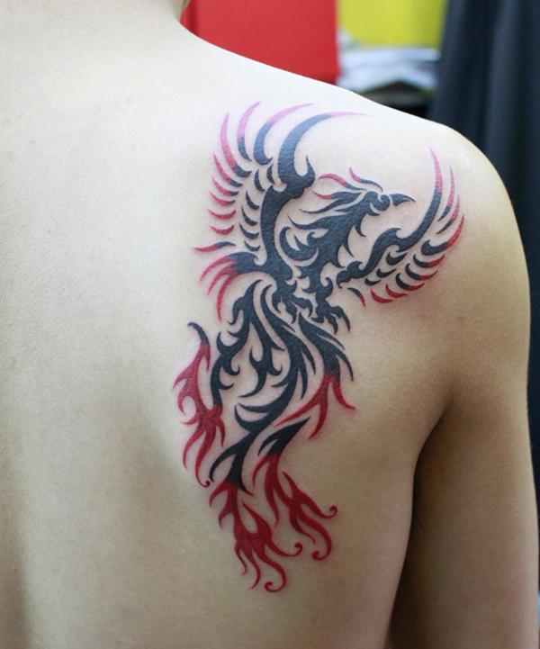 Schwarz-rotes Tattoo mit Phönix am Rücken im Tribal-Stil