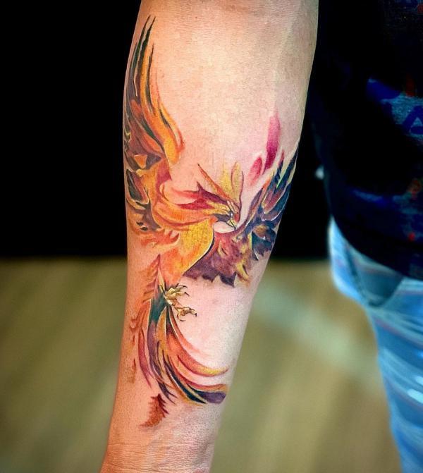 Farbiges Phönix Dotwork Tattoo am Unterarm für Männer