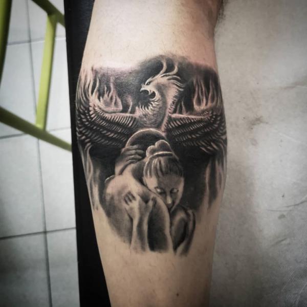 Schwarzweißes Tattoo mit Phönix und Liebhabern am Kalb