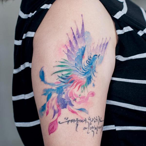 Aquarell Phoenix Tattoo am Oberschenkel für Frauen