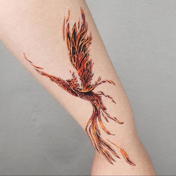 Farbiger Phönix Tattoo am Unterarm für Mädchen