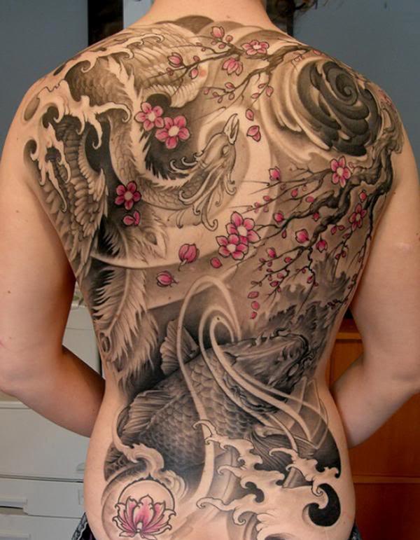 Japanisches traditionelles Tattoo mit Phönix und Kirschblüte