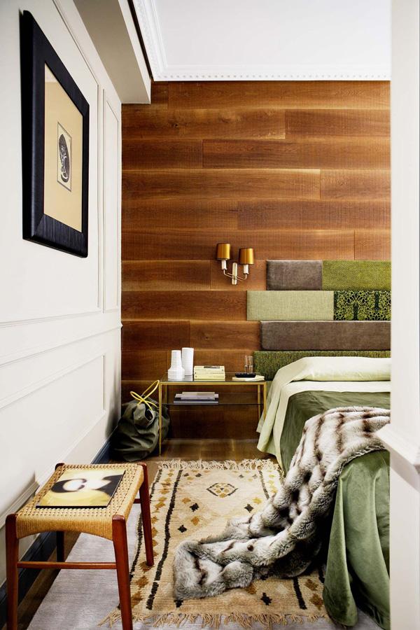 dřevěné obložení-stěna-tkanina-čelo postele