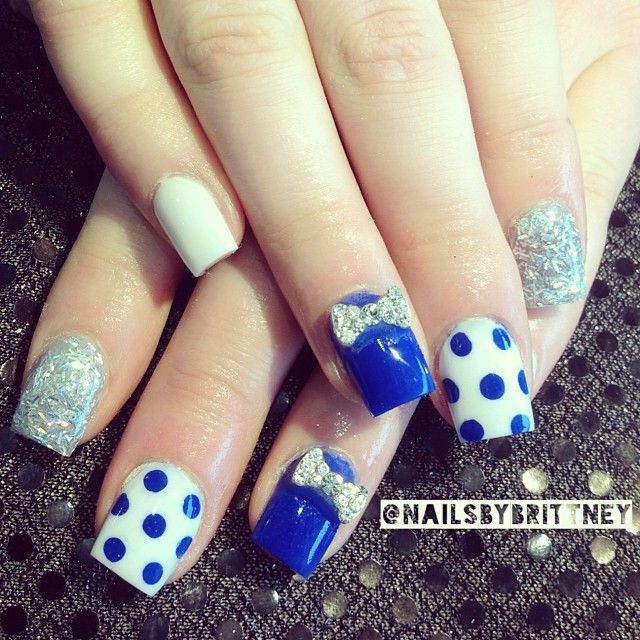 Elegantní modré puntíky nail art