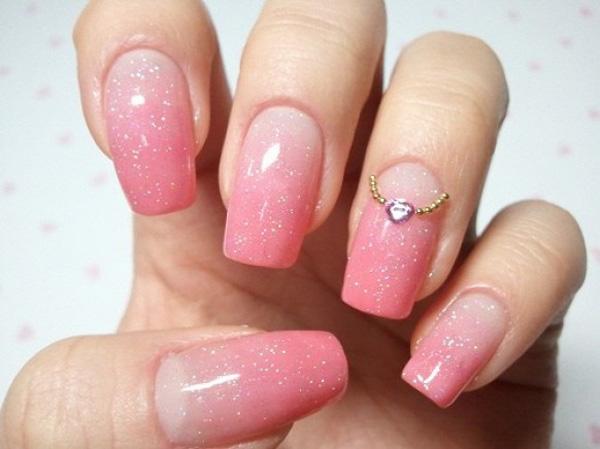 ombre nail art design v kombinaci bílé a růžové barvy