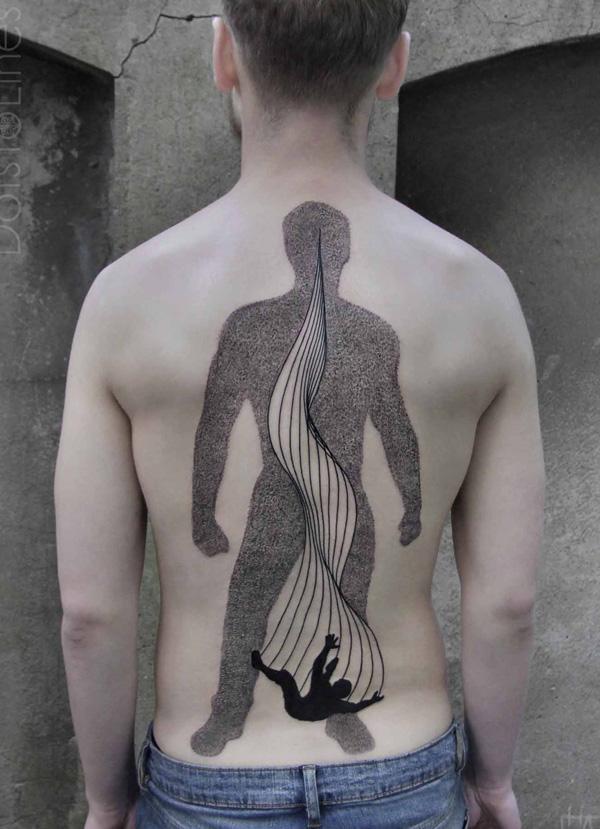 abstraktní surrealistické tetování na zádech