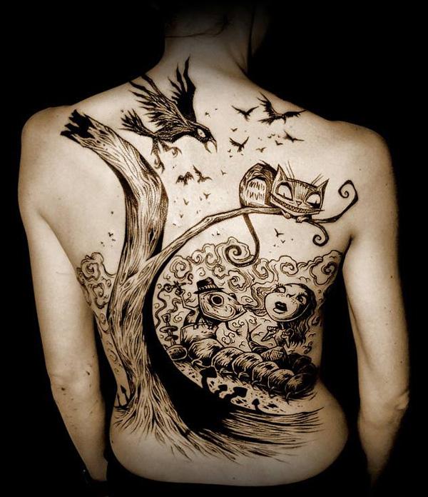 zadní tetování ve stylu illustrarion