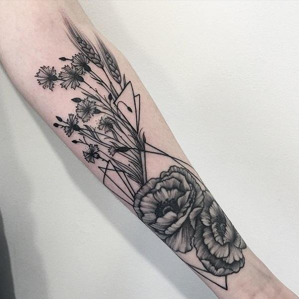 květina s tetováním rukávů z rostlin