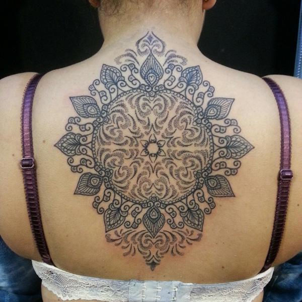 Stilisiertes Mandala am Rücken Tattoo