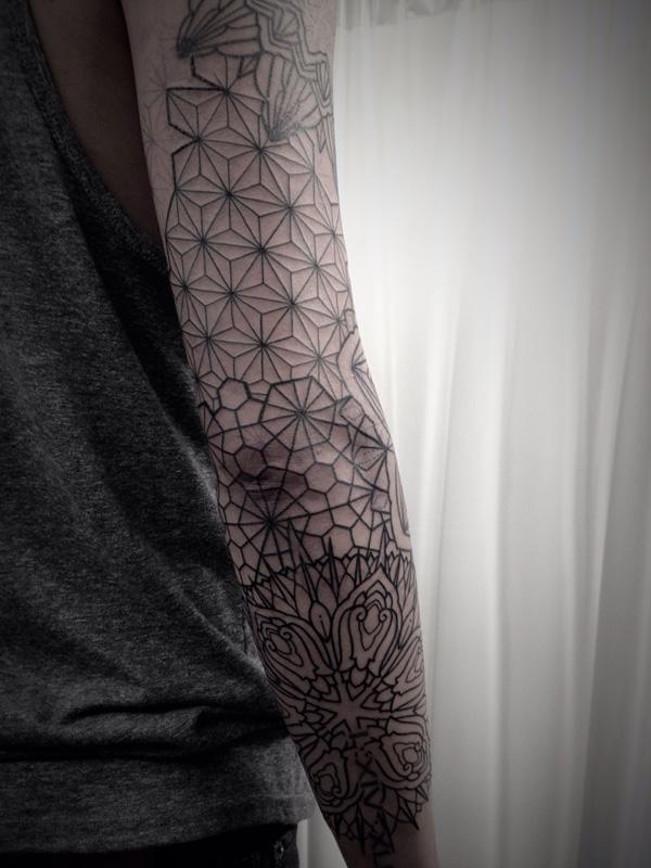 Full-Sleeve-Tinte mit Mandala-Umriss