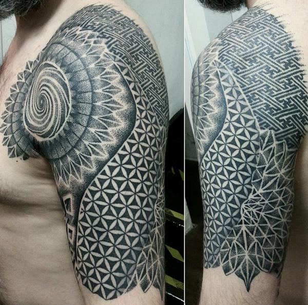 Mužské tetování s polovičním rukávem s prvkem mandaly
