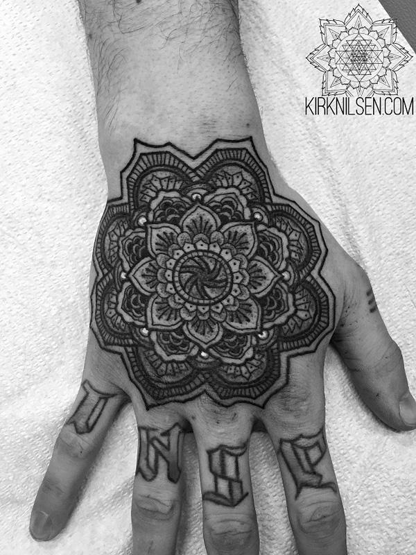 Kreisförmiges Mandala Hand Tattoo für Männer