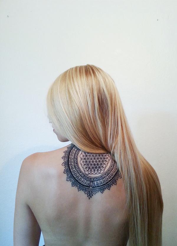 Estetická krása tetování mandaly na zádech