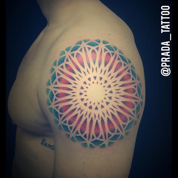 Farbiges Mandala Schulter Tattoo für Männer