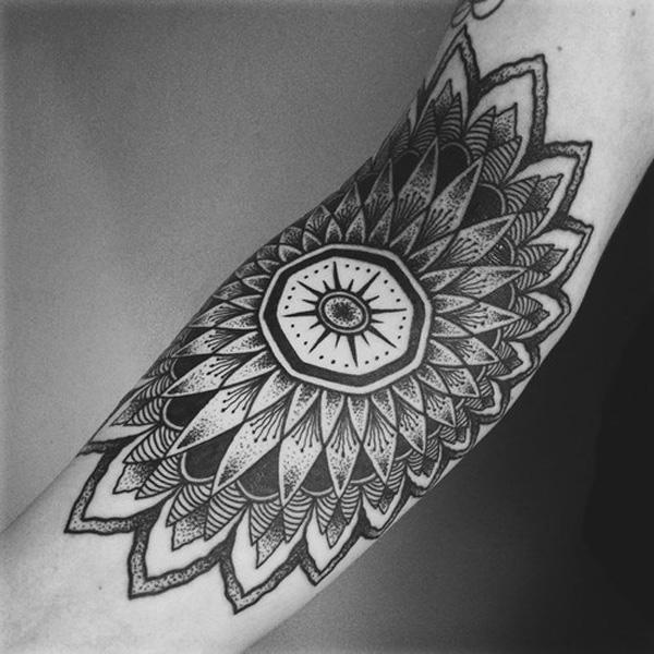 Slunečnicová mandala dotwork na paži
