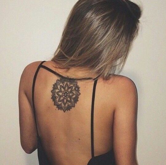 Kruhové tetování mandaly na zádech pro ženy