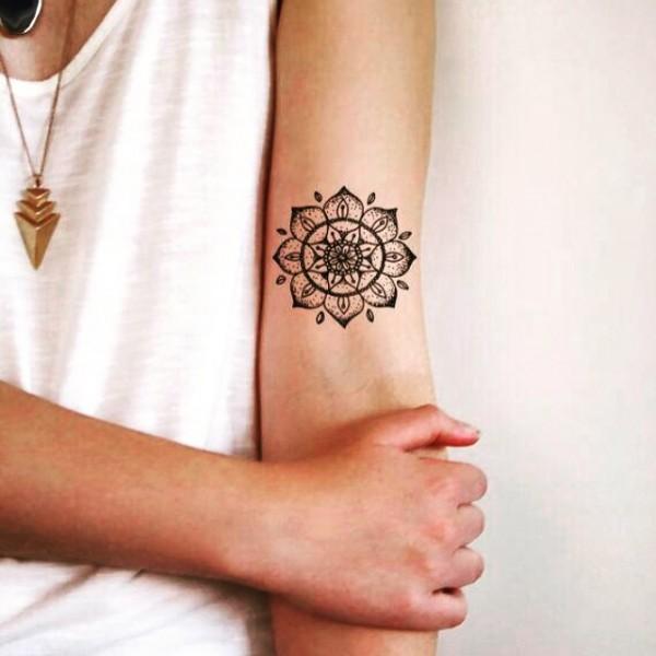 Kleines Mandala Ärmel Tattoo für Frauen