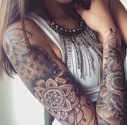 Šedé praní tetování paže mandaly v ženském stylu