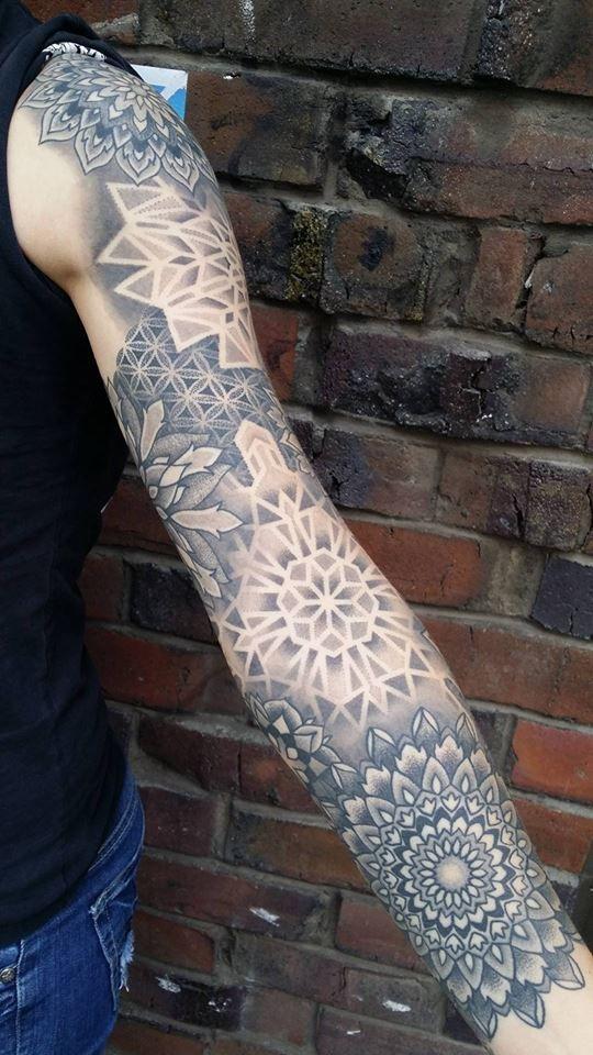 Schwarzes und graues Mandala Tattoo am ganzen Ärmel