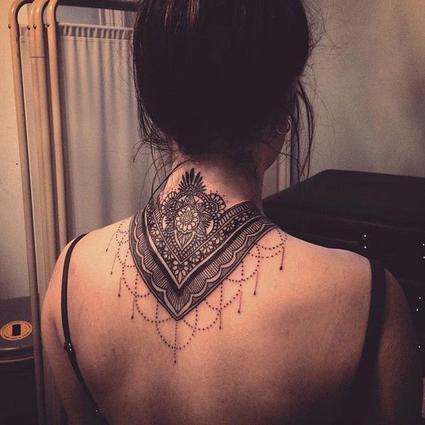 Wunderschönes Henna-Tattoo mit Mandala-Ornament im Nacken