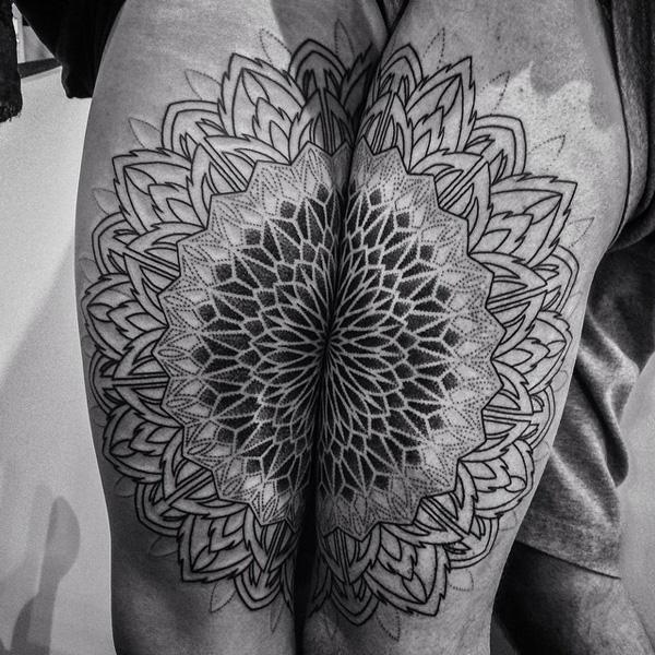 Gespaltenes Mandala Tattoo an zwei Armen