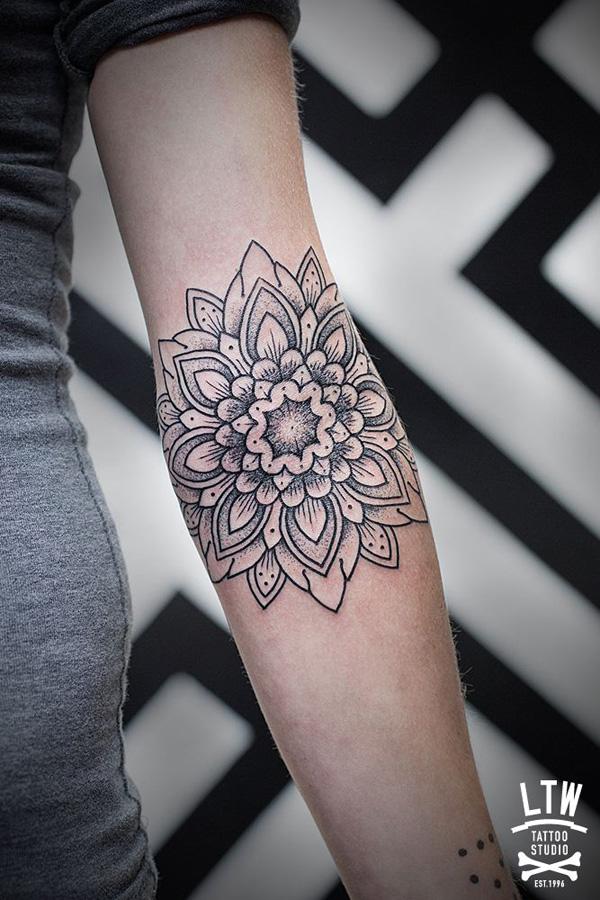 Singuläres Mandala am Arm