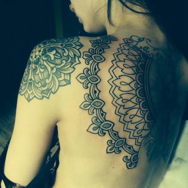 Mandala Tattoo na zádech a rameni-3