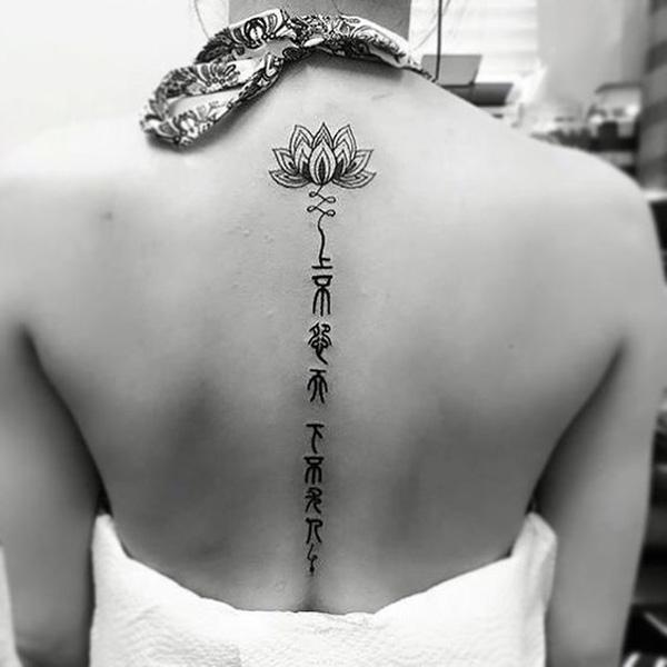 Lotus und Schriftarten Wirbelsäule Tattoo-24