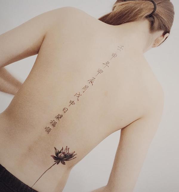 Schriftarten und Lotus Wirbelsäule Tattoo-22