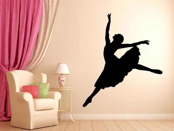 Die Silhouette des Wandtattoos tanzende Ballerina verwandelt zusammen mit den massiven rosa Vorhängen die Wand in eine Bühne und das Wohnzimmer in ein Theater