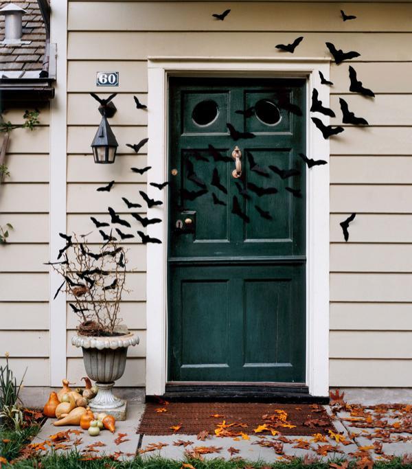 Přední dveře plné netopýrů