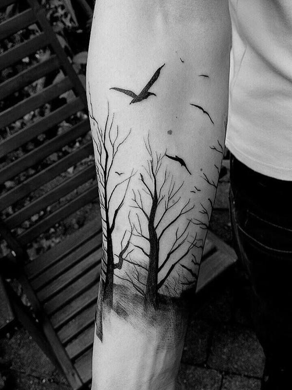 Silhouette Tattoo mit Wald und Vögeln