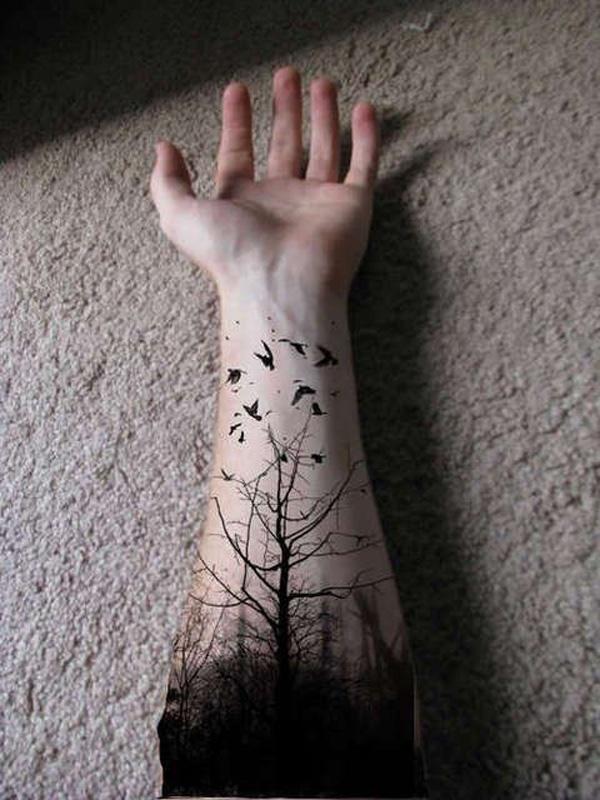 les s tetováním ptáků na předloktí-12