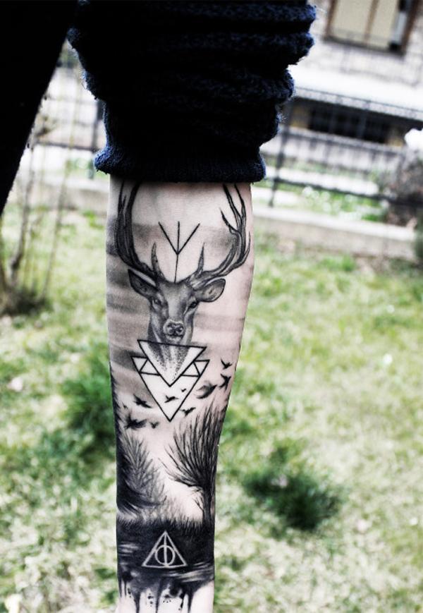 černobílé tetování s Jelením lesem a ptáky