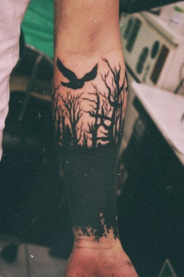 Wald-Feuer-Krähe-Blackwork-Tattoo-20