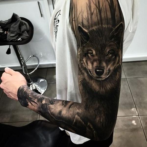 Blackwork rukáv tetování s medvědem a lesem