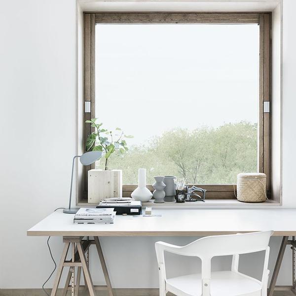 pracovní prostor s velkým oknem a skvělým výhledem. lampa Muuto-leaf