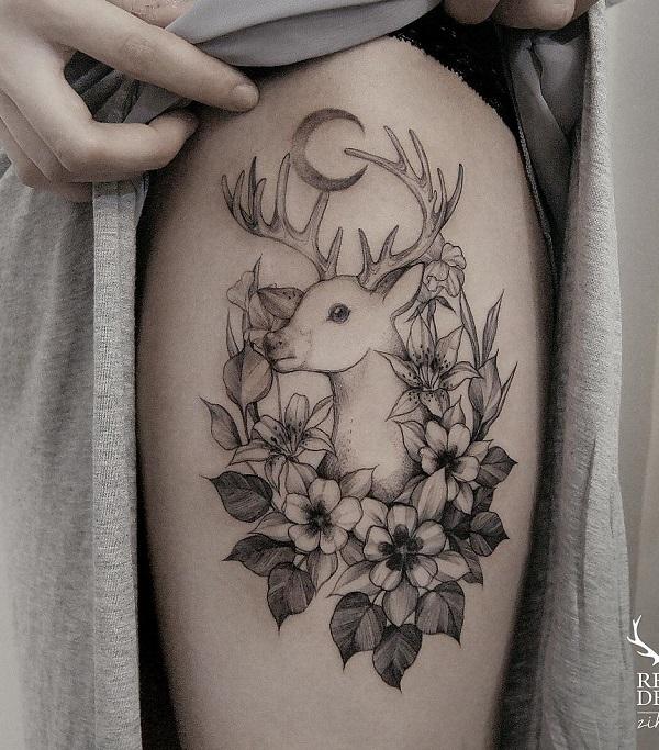 Tattoo am Oberschenkel mit Mondsichel, Hirsch und Blume