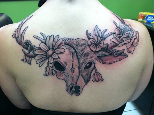 Halbes Hirschschädel Tattoo auf dem Rücken