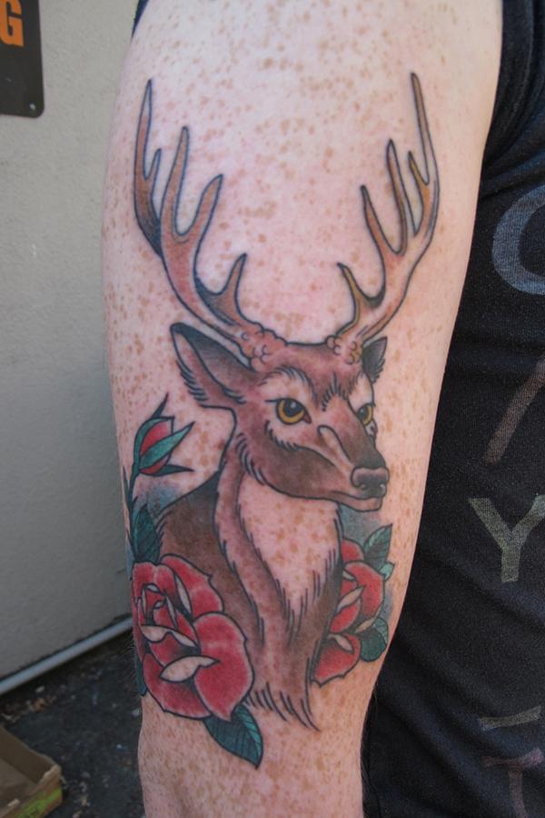 Tetování růží a jelenů