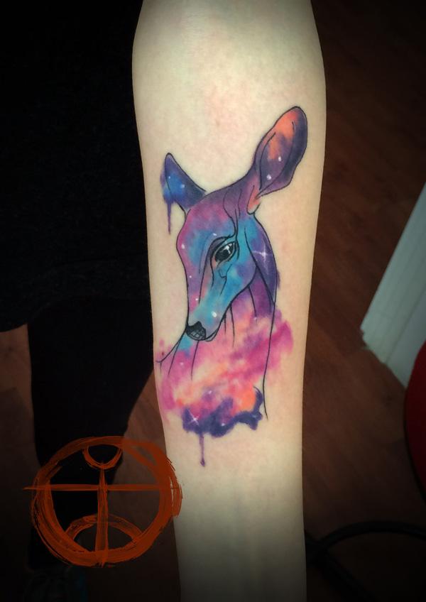 Barevné tetování předloktí jelena