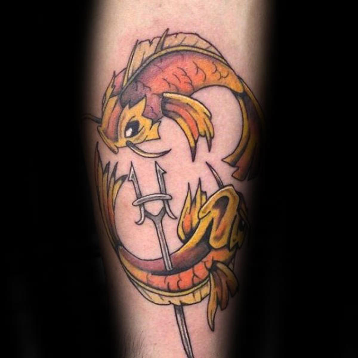 orange-und-gelbe-fische-männliche-fische-innere-unterarm-tattoos