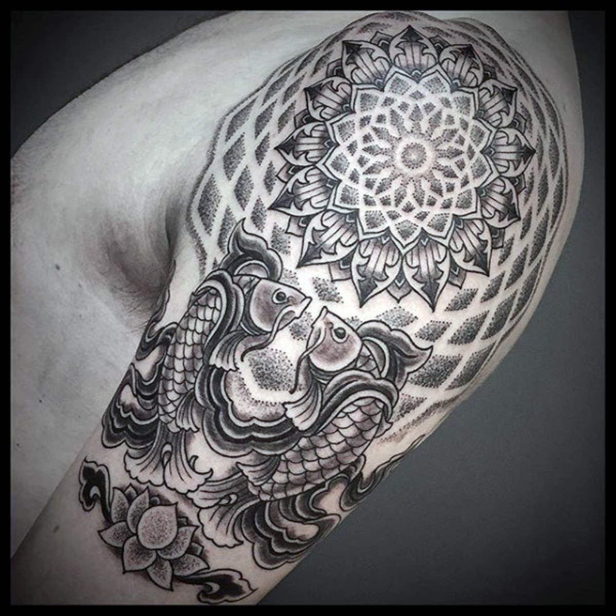 geometrische-dotwork-muster-männliche-fische-arm-tattoos