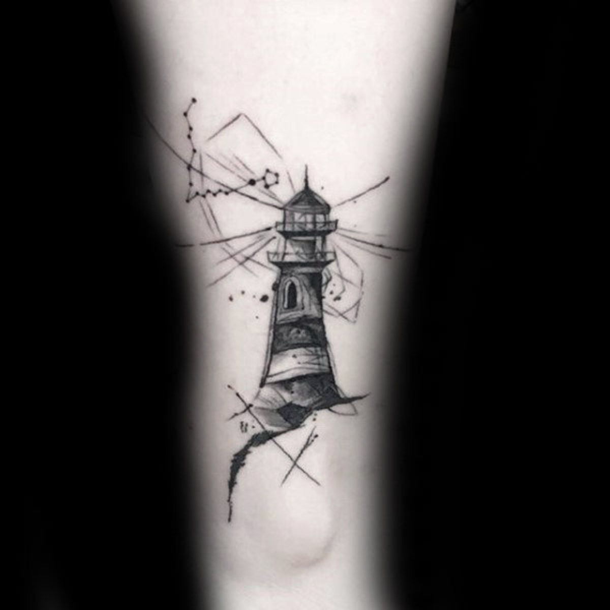 Leuchtturm-Fische-Konstellation-Herren-Oberschenkel-Tattoos