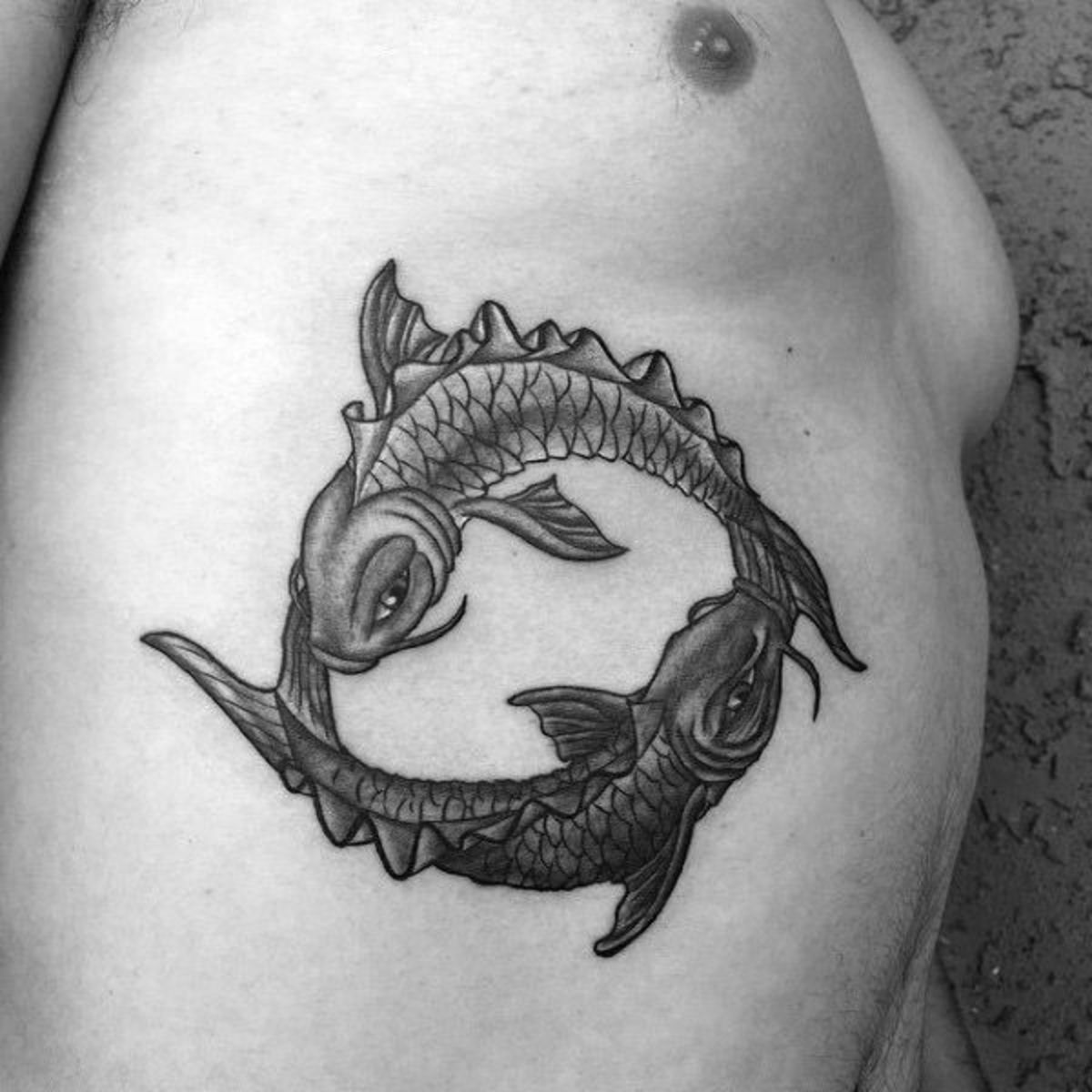 Brustkorb-und-Brust-männliche-kreisende-Fisch-Fische-Tattoos